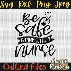 Puede incluir: Dise&ntilde;o gr&aacute;fico en blanco y negro con el texto "Be Safe Drink With A Nurse" y un estetoscopio con un coraz&oacute;n. El texto "Khaotik Kreations Cutting Files" est&aacute; en la parte inferior del dise&ntilde;o.