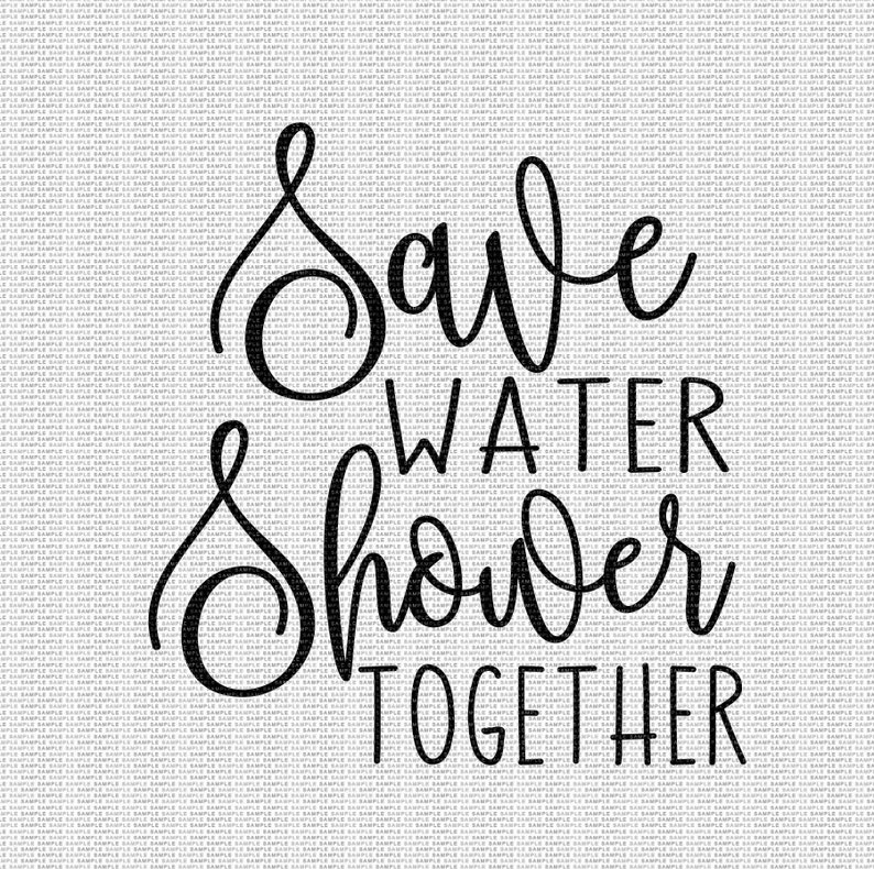 Puede incluir: Texto en caligraf&iacute;a en blanco y negro que dice "Save Water Shower Together".