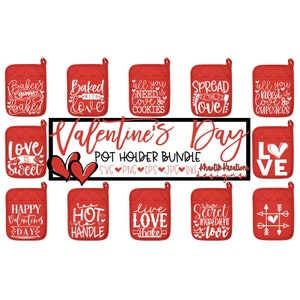 Pode incluir: Um conjunto de dez pegadores vermelhos com texto branco e desenhos. Os pegadores apresentam frases temáticas do Dia dos Namorados como "Baked with Love", "Spread the Love" e "Love is Sweet".