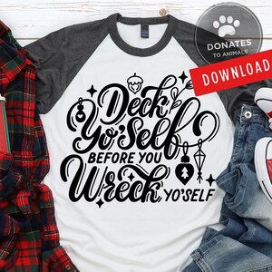 Puede incluir: Una camiseta de béisbol blanca y gris con el texto "Deck Yo'self Before You Wreck Yo'self" en negro. La camiseta está sobre una superficie de madera blanca con una camisa de cuadros rojos y negros, una taza de café roja y unos vaqueros azules con zapatillas rojas.