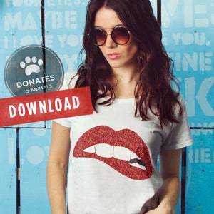 Puede incluir: Una camiseta blanca con un diseño de labios rojos de purpurina. La camiseta tiene cuello redondo y mangas cortas. La modelo lleva pantalones vaqueros azules y gafas de sol.