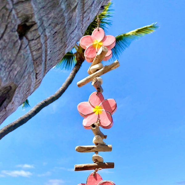 Charm fleur de plumeria. Décoration de jardin d'île tropicale. Corail, plumeria en bois incurvé, bois flotté et pierre. Tenture murale cadeau d'Aloha..