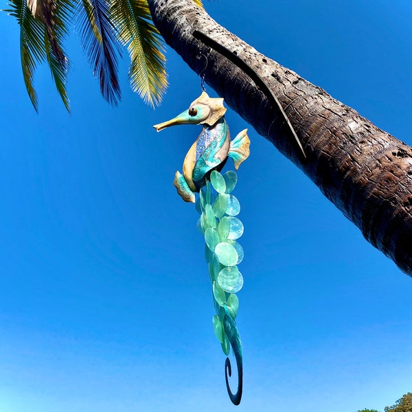 Seepferdchen Capiz Muschel Windspiel. Ozean Natürliches Nautisches Dekor. Gehämmertes Metall Art