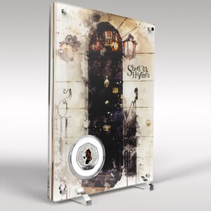 Op de afbeelding: Een heldere acryl display met een aquarel-achtige afbeelding van een deur met de tekst "Sherlock Holmes". Een munt met een portret van Sherlock Holmes is in de display geplaatst. De afbeelding heeft een vintage esthetiek.