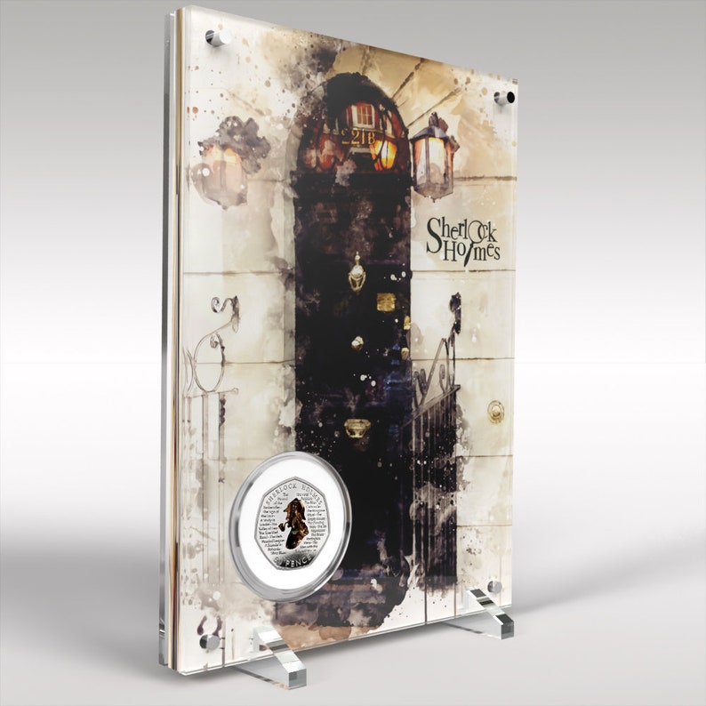 Op de afbeelding: Een heldere acryl display met een aquarel-achtige afbeelding van een deur met de tekst "Sherlock Holmes". Een munt met een portret van Sherlock Holmes is in de display geplaatst. De afbeelding heeft een vintage esthetiek.