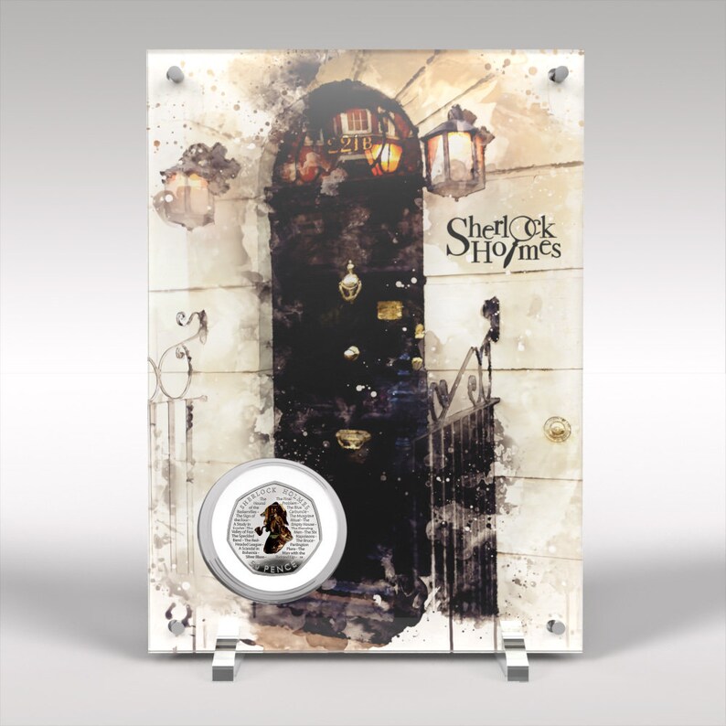 Op de afbeelding: Een heldere acryl display met een aquarel schilderij van een donkere deur, een lantaarn en de tekst "Sherlock Holmes". Een zilveren munt met een Sherlock Holmes illustratie is op de display gemonteerd. De display wordt ondersteund door een zilveren standaard.