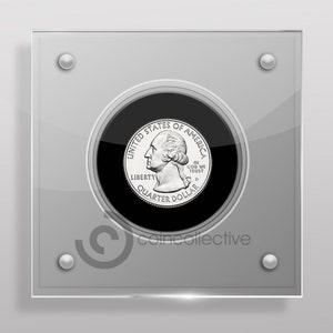 Puede incluir: Una moneda de cuarto de dólar estadounidense de plata en una vitrina de acrílico transparente con fondo negro. La moneda presenta un perfil de George Washington y la inscripción "United States of America, Liberty, In God We Trust, Quarter Dollar".