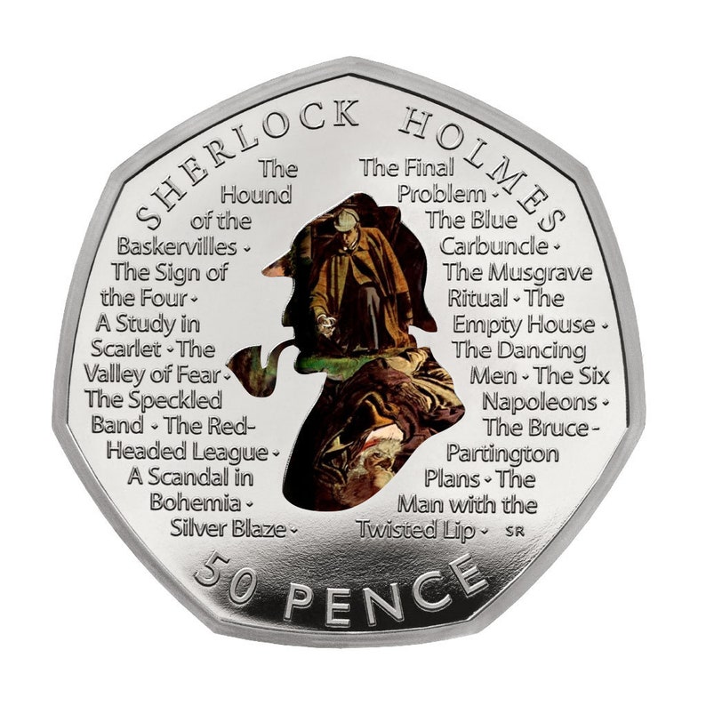 Op de afbeelding: Een zilveren 50 pence munt met een afbeelding van Sherlock Holmes en zijn pijp. De munt is gegraveerd met de woorden "SHERLOCK HOLMES" en de titels van verschillende verhalen. De munt heeft een gedetailleerd ontwerp en is een verzamelobject.