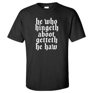 Puede incluir: Camiseta negra con texto blanco que dice "he who hringeth aboot getteth he haw" en una fuente g&oacute;tica.