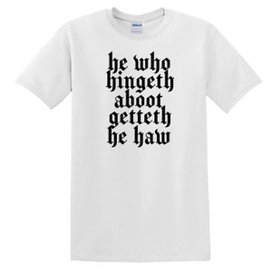 Puede incluir: Camiseta blanca con texto negro que dice "he who hringeth aboot getteth he haw" en una fuente g&oacute;tica.