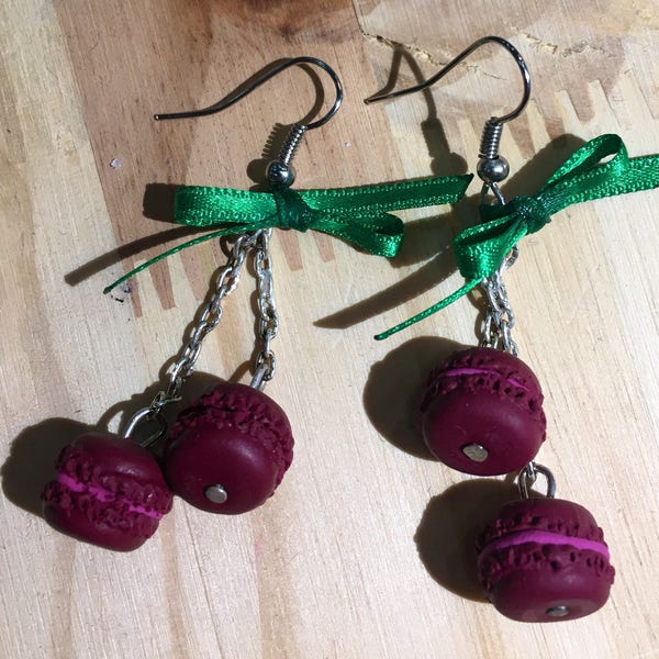 Boucles d'oreilles grappe Macaron griotte.