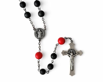 Rosario de piedra volcánica y howlita roja – Pulsera de San Benito – Crucifijo católico Hecho en Italia – Joyería religiosa – Regalo de fe cristiana