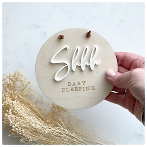 Shh baby slapen plaque / shh baby slaapschijf / nieuwe baby deurhanger / rustig gelieve te tekenen / nieuwe moeder / pasgeboren