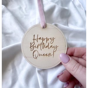 Alles Gute zum Geburtstag Königin | Hölzerne Geburtstagsscheibe | Geburtstagsgeschenk für Sie oder Ihn | Lustiges Geschenk | Graviertes Andenken mit Band | Alter Geburtstag