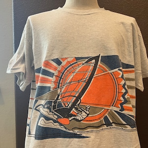 Vintage 90&#39;s Wind Surfing Sailboat on Water Grey T Shirt Size L