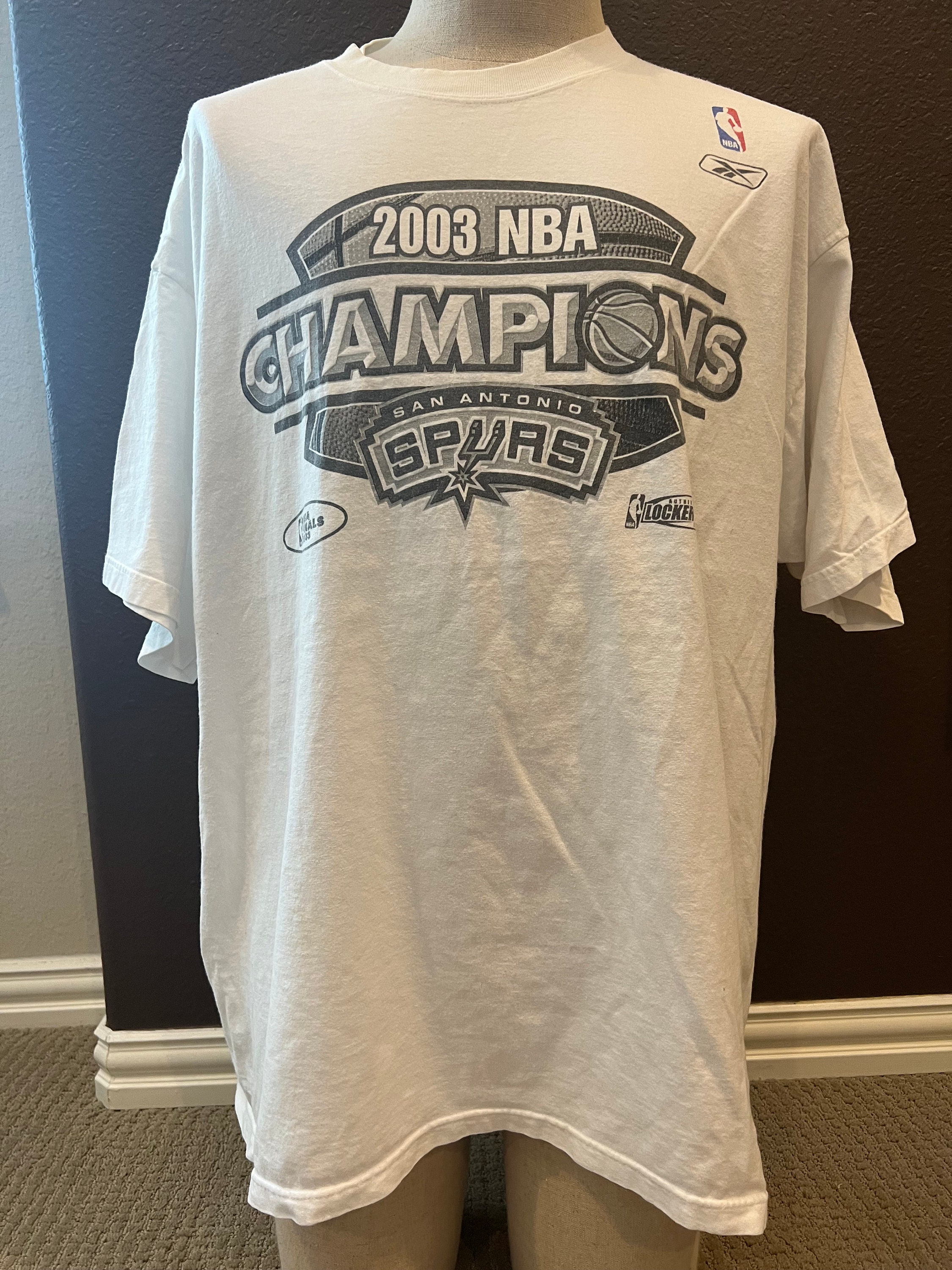 Vintage San Antonio Spurs NBA Champs Cropped Graphic T Shirt 2003