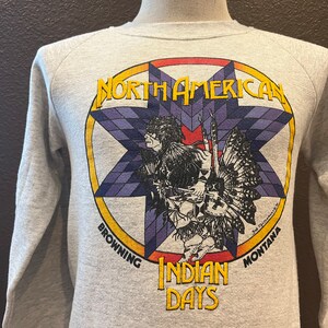 Vintage jaren 90 Noord-Amerika Indian Days Browning, Montana Grey Crewneck Sweatshirt Maat S