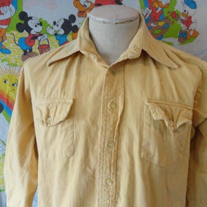 Camisa vintage de cuello disco K-Mart, color amarillo mostaza, de finales de los 70 y principios de los 80, talla L
