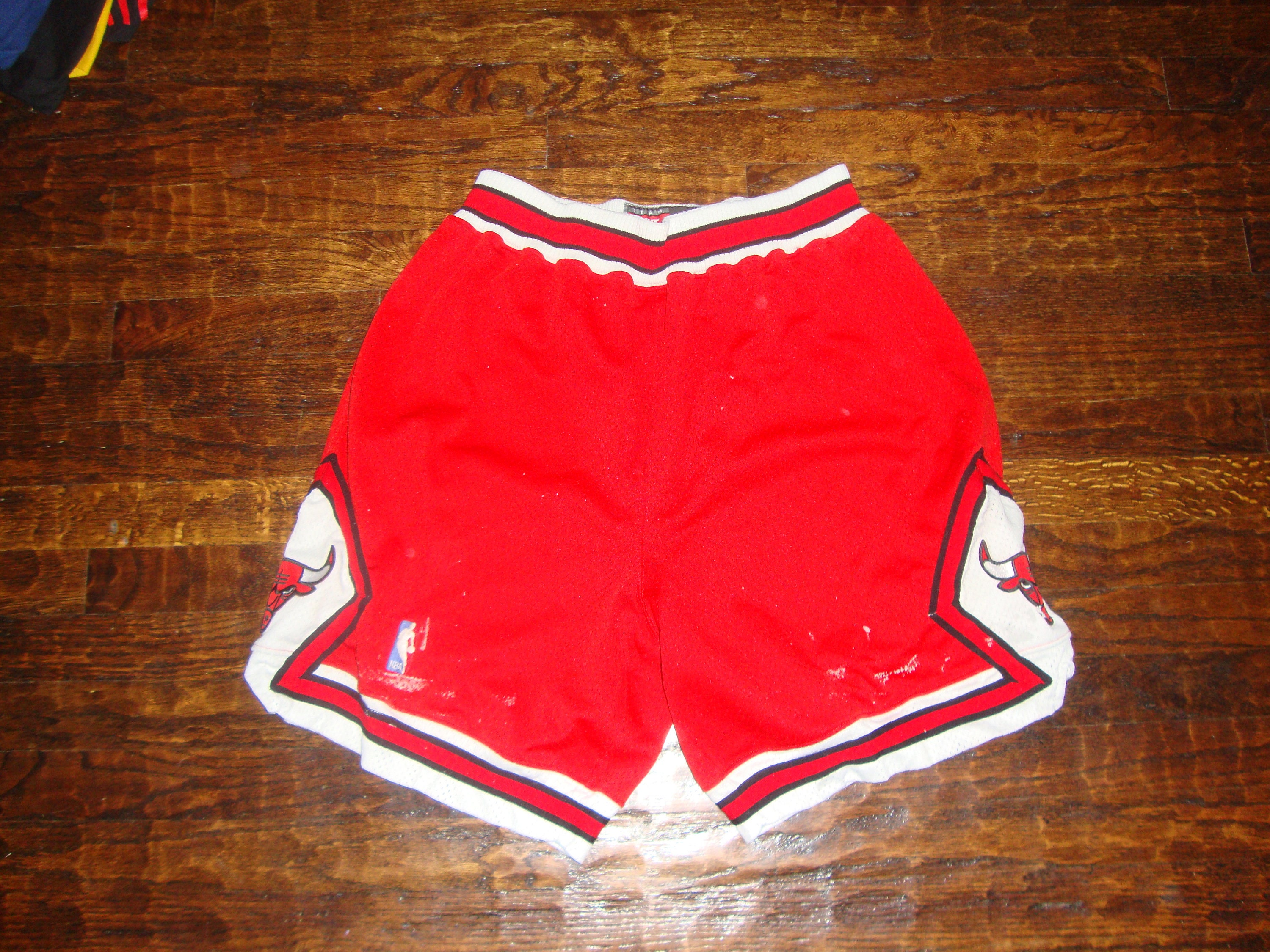 CHICAGO BULLS BASKETBALL SHORTS NIKE VINTAGE sz L MEN RED