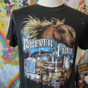 Vintage anni '80 Truckers Only 3D Emblem Forever Free T-shirt sottile morbida in carta taglia M Cavallo