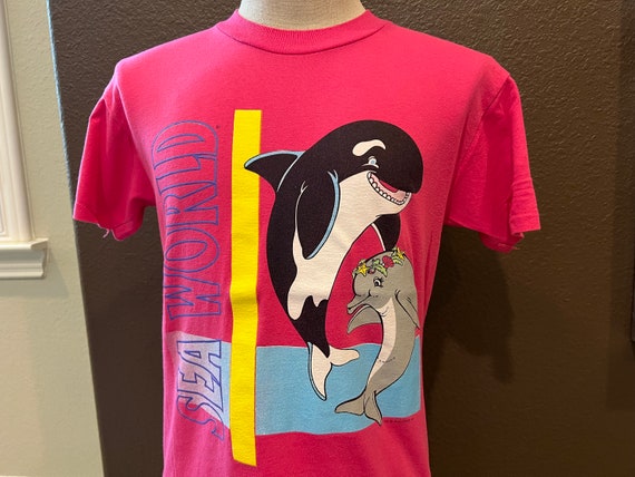 Vintage 90's Sea World Orca Dolphin Pink T Shirt … - image 1