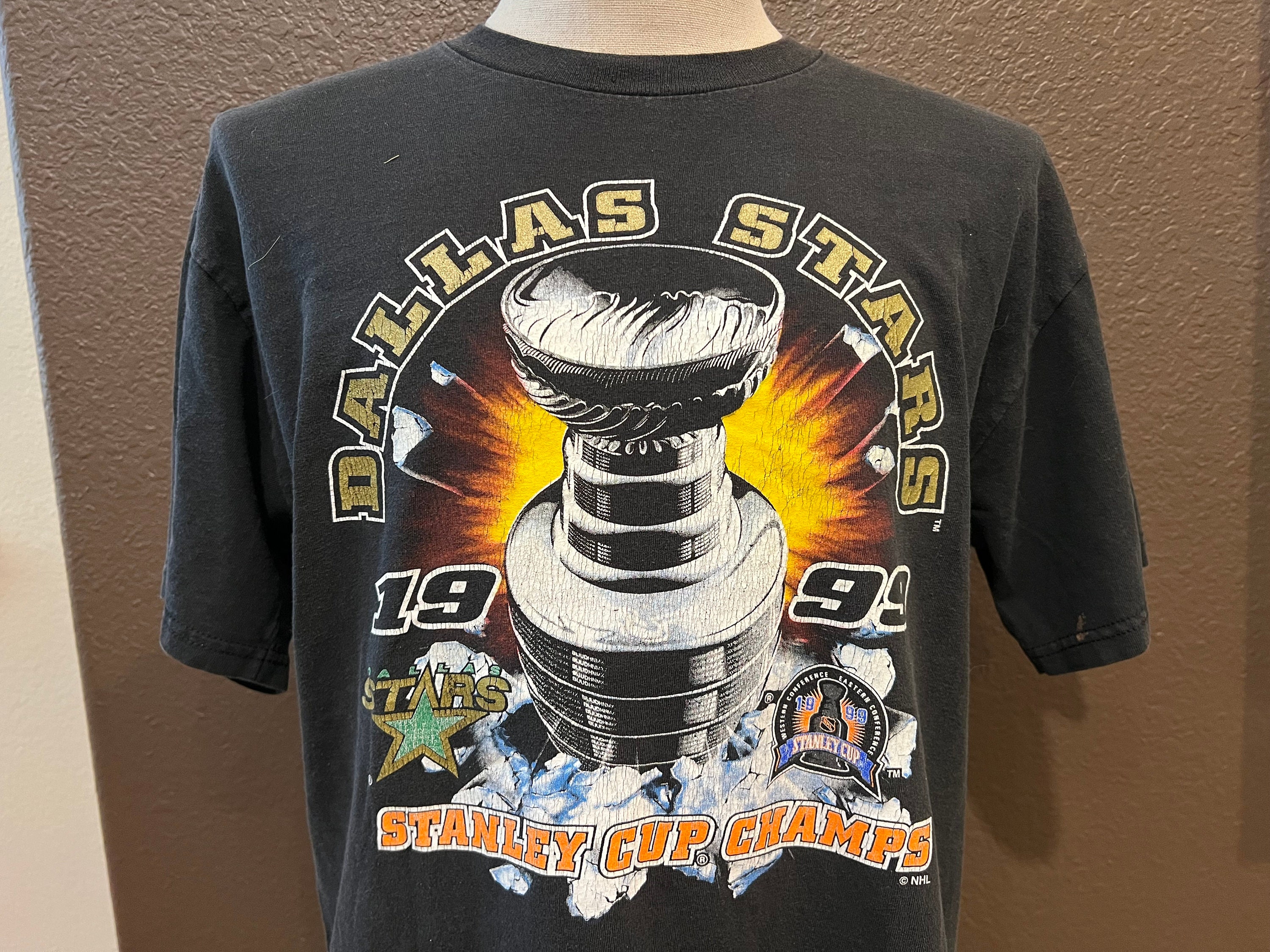 BooeyStudios Vintage Dallas Hockey Sweatshirt, Dallas Crewneck, Dallas Sweatshirt Cute, Dallas Sweatshirt, Dallas Hockey Fan Gear, Retro Dallas Hockey