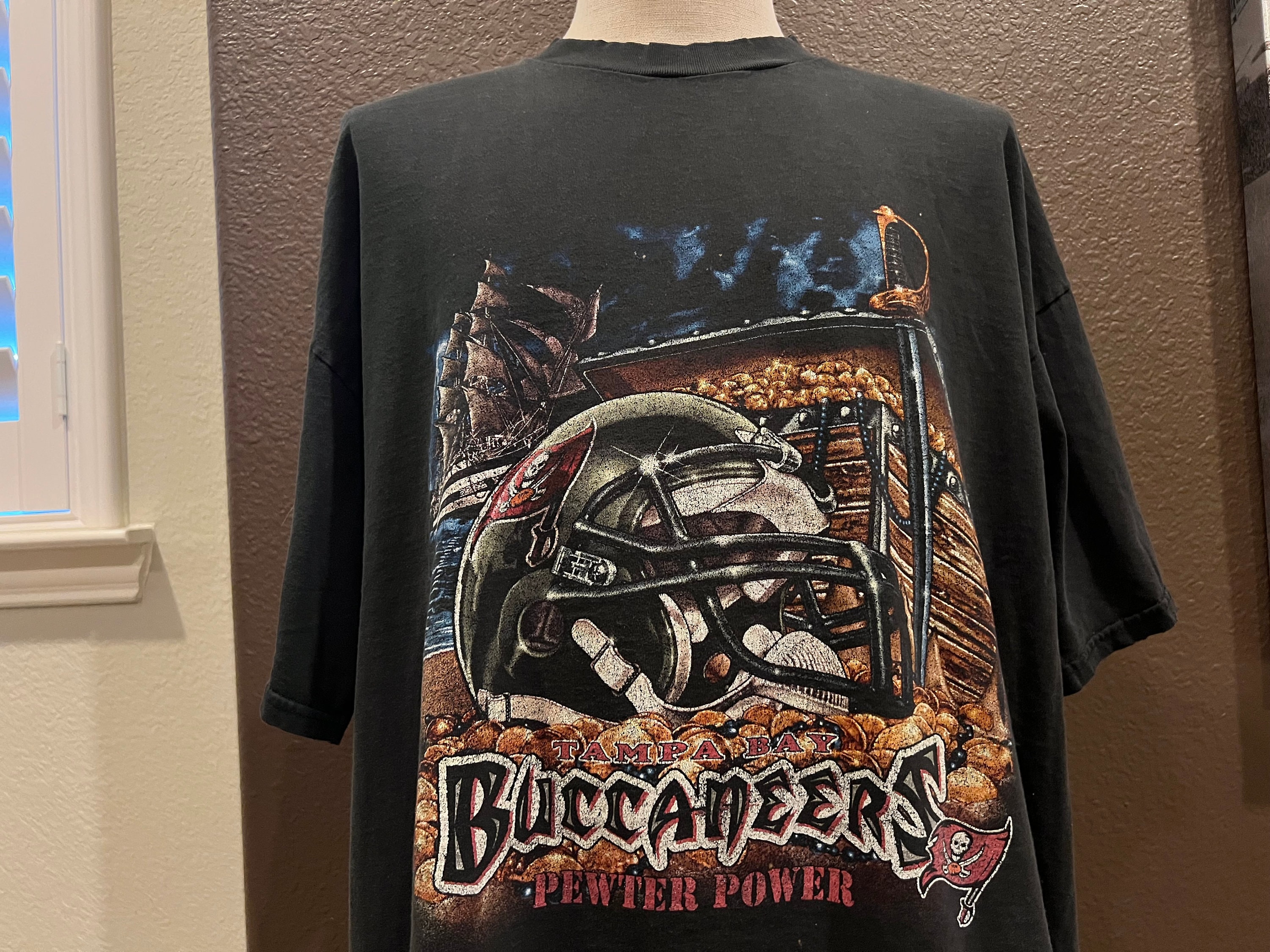 black tampa bay buccaneers shirt