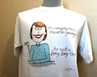 Camiseta blanca vintage de los 80 "Es increíble cómo me mantuve tan joven..." para mujer, talla L