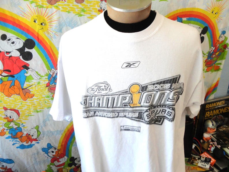 Vintage 2000's 2005 NBA Finals Champs San Antonio Spurs White T Shirt Size M image 1