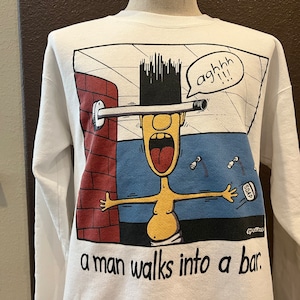 Vintage jaren 90 A Man Walks Into A Bar Jerry D Long Comic Cartoon wit sweatshirt met ronde hals maat L
