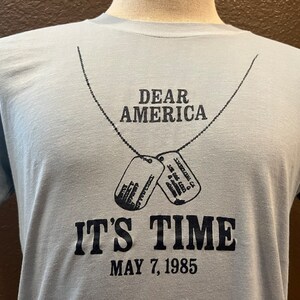Vintage 80&#39;s 1985 Dear America It&#39;s Time Dogtags Blue T Shirt Size M