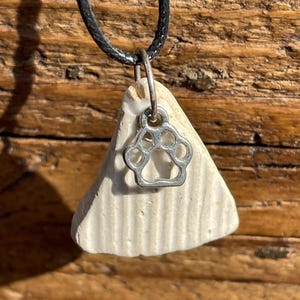 Collar de cerámica con forma de huella de perro del Mar de Irlanda.