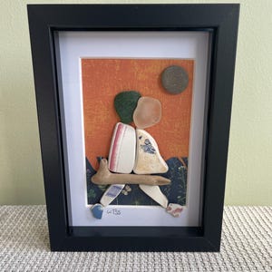 アイルランドのシーグラスアート。恋人同士。額装されたビーチ陶器の絵