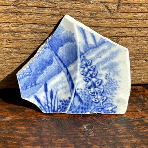 Irischer Meerkeramik Scherben. Vintage blaue Fingerhut Design.