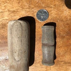 Lampa z drewna dryftowego. Znaleziska z plaży Morza Irlandzkiego.