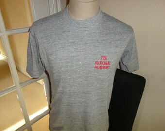 Vtg 80&#39;s Soffee Gray Rayon Tri-BLEND 44-43-13 Sewn FBI Academy T-shirt Fits Sz M