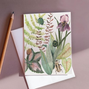 carte de correspondance sur les scarabées de jardin | de voeux de jardin à l'aquarelle | Fougères, iris violets et coléoptères | Art botanique naturel | Amateurs de jardins et d'art