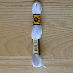 DMC Tapestry Wool (Laine Colbert) | 100% Soft Virgin Wool | 8m Skein | Premium Tapisserie Thread for Needlework | Yorkshire Buttons