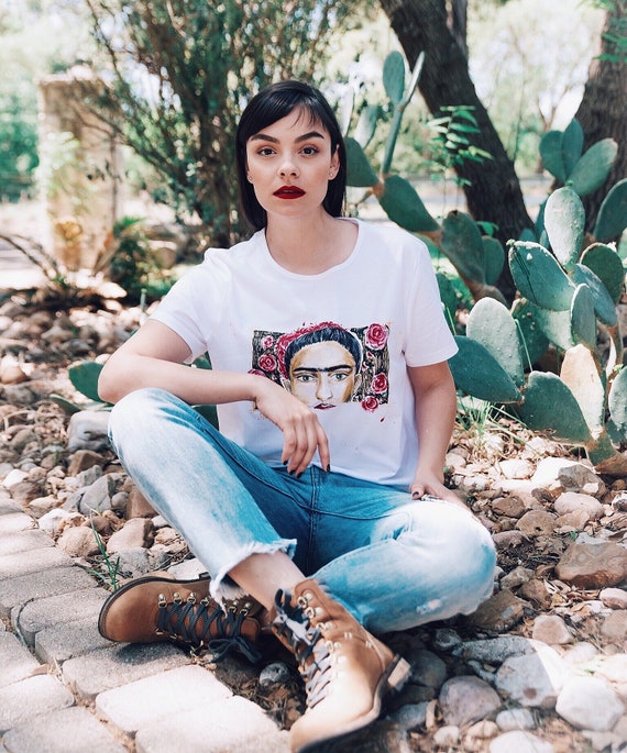 Frida Kahlo T-shirt // hand-painted Tshirt // Frida Kahlo // Art on clothes  // Custom design