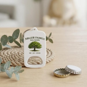 Op de afbeelding: Een witte rechthoekige flesopener-sleutelhanger met een metalen ring aan de bovenkant. De voorzijde toont een groene boomillustratie met de zwarte tekst MILLER FAMILY REUNION en de datum 06-20-2026 onder de boomafbeelding.