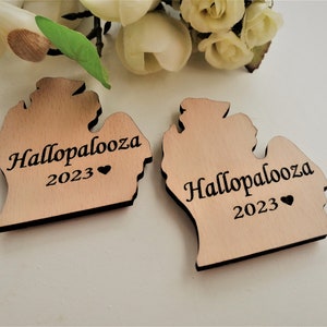 Recuerdo de boda personalizado: imán de madera grabado con cuerda, adornos rústicos para invitados.