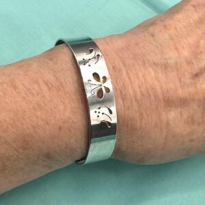 Modernist Bill & Patsy Roach, Roach2 Sterling Silver Cuff Bracelet, Butterfly and Flowers Open Work, Vintage, 1970s image 8