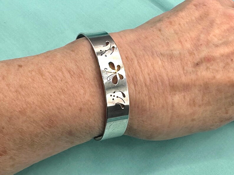Modernist Bill & Patsy Roach, Roach2 Sterling Silver Cuff Bracelet, Butterfly and Flowers Open Work, Vintage, 1970s image 8