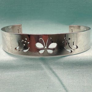 Modernist Bill & Patsy Roach, Roach2 Sterling Silver Cuff Bracelet, Butterfly and Flowers Open Work, Vintage, 1970s image 3