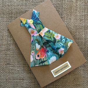 Cartão de aniversário com vestido vintage feito à mão