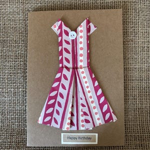 Carte d'anniversaire faite à la main avec une robe vintage