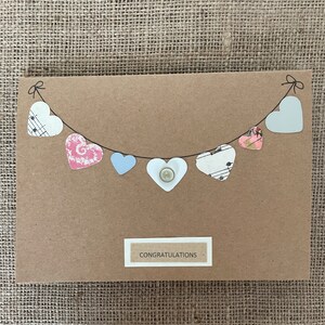 Tarjeta de felicitación hecha a mano - Botón y corazones