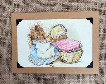 Tarjeta de bautizo para bebé recién nacido hecha a mano. Beatrix Potter. Hunca Munca y sus bebés.