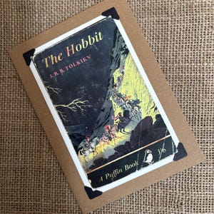 Carte d'anniversaire faite à la main - Carte de vœux. Couverture du livre Le Hobbit