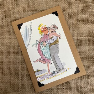 Op de afbeelding: Een aquarel-illustratie van een stel dat elkaar omhelst. De vrouw draagt een roze jurk met een groen-wit gepatroneerde schort. De man draagt een grijs pak met een wit overhemd en een vest. Het stel staat op een gepatroneerd tapijt.